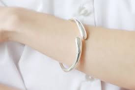 Vòng tay bạc 925 tinh xảo trên cổ tay