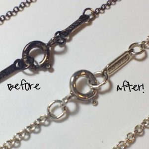 Vòng bạc bị xỉn màu trước và sau khi làm sạch, minh họa hiệu quả làm sáng trang sức.