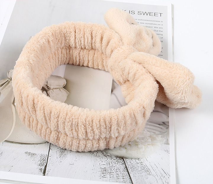 Băng đô phụ kiện tóc nữ chất liệu vải cotton mềm, thiết kế bản to, màu be trung tính, giúp cố định tóc gọn gàng và tạo điểm nhấn thời trang nhẹ nhàng