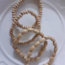 Chuỗi hạt đeo tóc bằng gỗ màu tự nhiên, phụ kiện cột tóc độc đáo và cá tính.