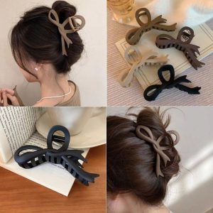Kẹp tóc hoa sứ nhiều màu cài trên tóc búi, phụ kiện làm đẹp nổi bật và nữ tính.