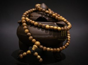 Chuỗi hạt đeo tóc bằng gỗ màu tự nhiên, phụ kiện cột tóc độc đáo và cá tính.