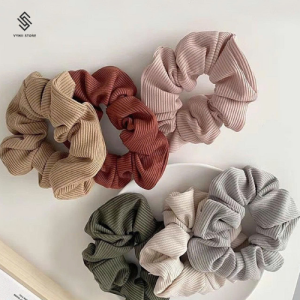 Dây buộc tóc lụa cao cấp, bề mặt trơn mịn, bảo vệ tóc chắc khỏe và tạo điểm nhấn thời trang tinh tế.