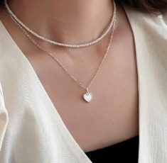 Cách chọn vòng cổ bạc theo trang phục