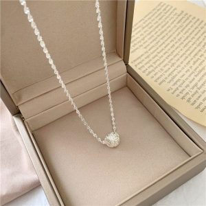 Vòng cổ bạc và thói quen tiêu dùng của phụ nữ hiện đại