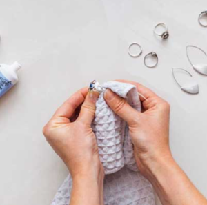 a person sewing a towel Vòng cổ bạc