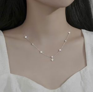 a woman wearing a necklace Vòng cổ bạc