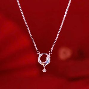 a silver necklace with a moon and star pendant Vòng cổ bạc