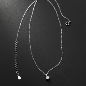 Vòng cổ bạc xu hướng tối giản