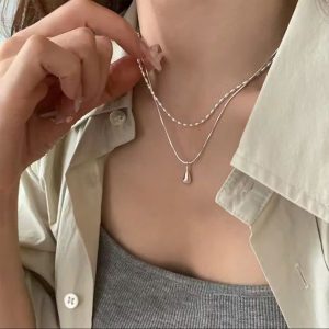 a woman wearing a necklace Vòng cổ bạc